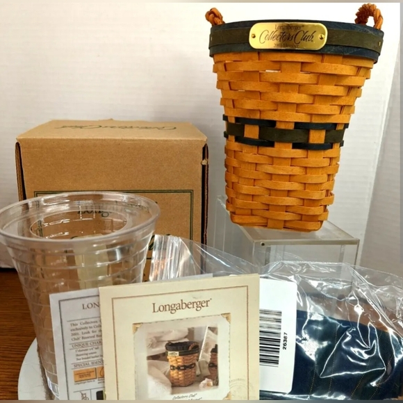 2001 Longaberger Collector's Club Renewal Basket - Picture 1 of 2